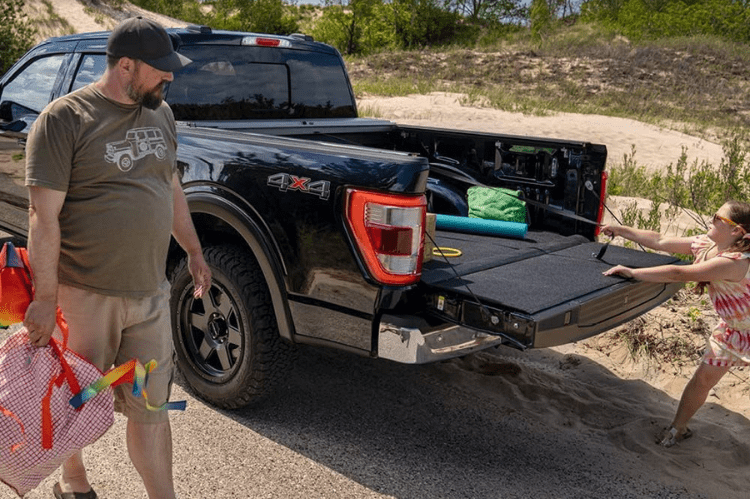 Roll-N-Lock M-Series 1999-2007 GMC Sierra 2500/3500 6.5' Tonneau Cover LG206M