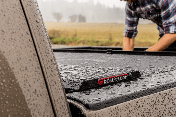 Roll-N-Lock M-Series 1999-2007 GMC Sierra 2500/3500 6.5' Tonneau Cover LG206M